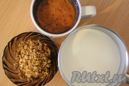  Персики очистить от косточки. Поместить мякоть персика в чашу блендера и измельчить в пюре. Набухший желатин поставить на огонь и прогреть до полного растворения (но не кипятить!). Сахар всыпать в сметану и перемешать. Затем влить желатин в сметану и хорошо перемешать.