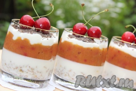 Украсить вкусный сметанный десерт, приготовленный с добавлением желатина, по желанию. Я украсила свежими ягодами и шоколадной крошкой.
