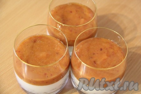 Желатиновая смесь слегка застынет. Аккуратно выложить фруктовое пюре поверх сметанного желе.