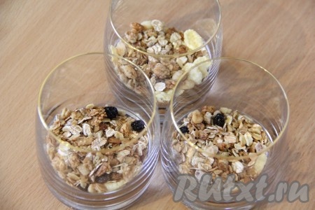 На дно стаканов или креманок выложить мюсли. Именно мюсли сделают десерт особенно полезным. Я использовала запечённые мюсли с яблоком. 