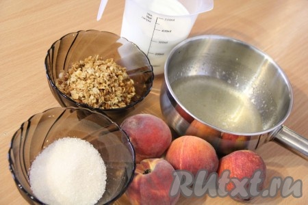 Залить холодной кипячёной водой желатин и оставить минут на 20 для набухания. Персики (или другие сезонные фрукты) вымыть и обсушить.
