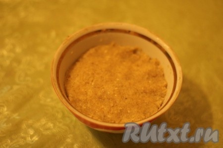 Перемалывать до тех пор, пока смесь не станет однородной. Готовую массу переложить в небольшую емкость и убрать на 3-4 часа в холодильник.