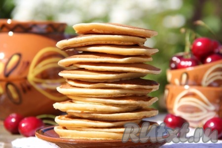 Подать аппетитные, вкусные оладушки из простокваши со сметаной или сладким сиропом. По этому рецепту оладушки получаются не пышными, но очень вкусными. 
