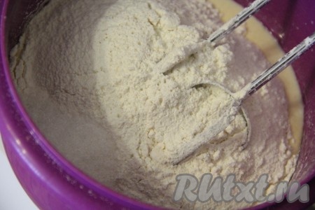 Затем всыпать просеянную муку, соль, сахар, соду, ванильный сахар. Всё хорошо взбить миксером до однородного состояния.