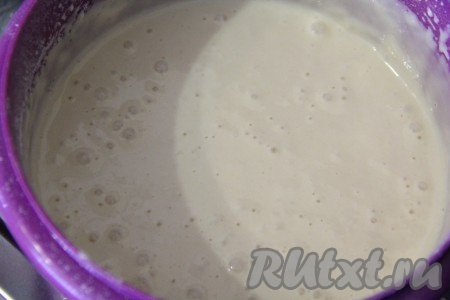  Тесто получится не очень густое, что-то между блинным и тестом на классические оладьи.