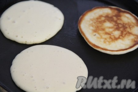 Сковороду для выпекания хорошо разогреть, перед выпеканием первых оладушек смазывать сковороду небольшим количеством растительного масла, далее смазывать маслом не надо. Выкладывать по 1 столовой ложке теста на сковороду и жарить оладушки с двух сторон до золотистого цвета.