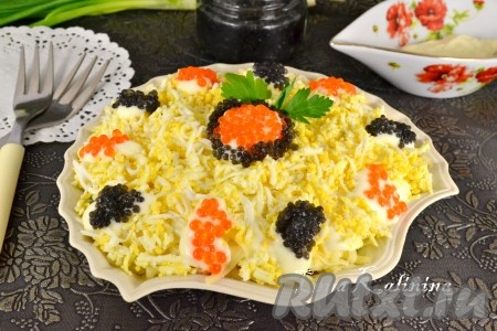 Салат с рыбными консервами и сыром