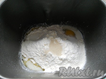 Всыпать просеянную муку, по углам разместить соль и сахар, в середину - дрожжи.