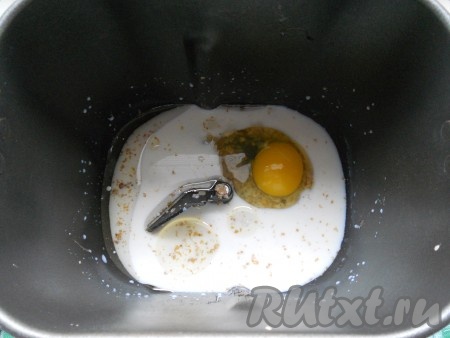 Вылить молоко с хлопьями в ведерко хлебопечки, добавить яйцо (комнатной температуры), масло растительное.