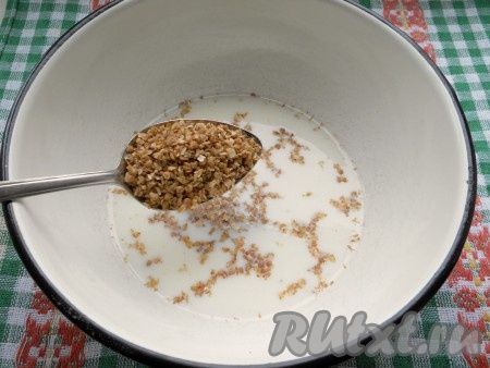 Молоко немного подогреть, всыпать гречневые хлопья, оставить на несколько минут (3-4 минуты).
