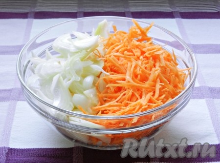 Лук нарезать тонкими полукольцами, морковь натереть на крупной терке.
