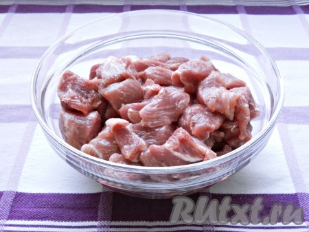 Мясо вымыть, обсушить, нарезать небольшими кусочками.
