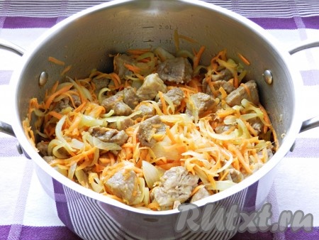 Выложить к мясу лук и морковь и обжарить все вместе.