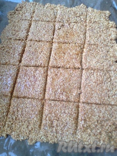 &nbsp;Через 2-3 минуты сделать ножом&nbsp; надрезы,&nbsp; в виде квадратов, чтобы после полного застывания было удобно разломать козинаки.