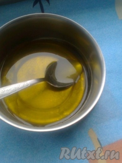 Противень или форму предварительно застелить пергаментной бумагой и смазать сливочным или растительным маслом. Мед слегка подогреть в кастрюле на водяной бане, чтобы он стал жидким, добавить к нему лимонный сок.
