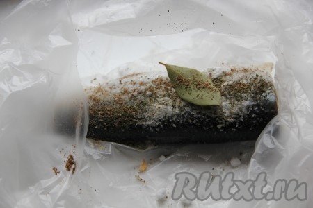 Рыбу поместить в пакет, добавить все специи, лавровый лист, соль, сахар и натереть нашу селедку. Закрутить рыбу в кулек и отправить селедку в холодильник на три дня. Периодически рыбу стоит переворачивать и возвращать опять в холодильник.
