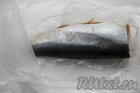 Сельдь разморозить, промыть и обсушить полотенцем. В идеале для засолки рыба должна быть целой и непотрошеной. Я же в этот раз такой не нашла, пришлось использовать сельдь без головы. Это на вкус особо не повлияло, но все же лучше солить сухим посолом рыбу целиком.
