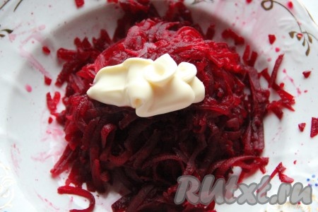 Свеклу тщательно вымыть, не очищая от кожуры, выложить в кастрюлю, полностью залить водой, поставить на огонь и после закипания отварить на небольшом огне до готовности (на отваривание обычно требуется от 50 до 70 минут, готовый овощ будет легко прокалываться ножом). Затем свеклу достать из воды, дать ей полностью остыть, очистить. Из филе сельди тщательно удалить все косточки. Непосредственно перед приготовлением закусочных бутербродов натереть свеклу на крупной тёрке, добавить майонез, соль, перемешать. Если свекла несладкая, можно добавить совсем немного сахара.