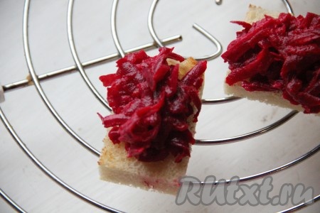 На подготовленный хлеб на сторону, натёртую чесноком, выложить часть свеклы, смешанной с майонезом.