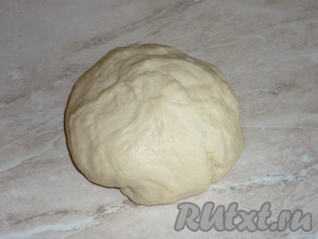 Распустить дрожжи и щепотку сахара в тёплом молоке. Добавить яйцо, сливочное масло, оставшийся сахар, щепотку соли. Добавляя постепенно просеянную муку, замесить эластичное, мягкое тесто. Накрыть его полотенцем и оставить на 1 час в тёплом месте для подхода.
