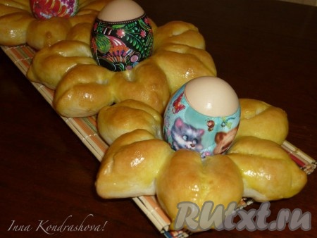 Когда вкусные блюдца подрумянятся, достать выпечку из духовки, дать остыть, вынуть из них рюмочки, а вместо них поставить пасхальные яйца. Такая красивая выпечка позволит красиво подать яйца на Пасху.