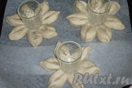 Пасхальные блюдца смазать яичным желтком, переложить на противень, застеленный пергаментной бумагой, и выпекать в разогретой до 180 градусов духовке до красивого золотистого цвета.
