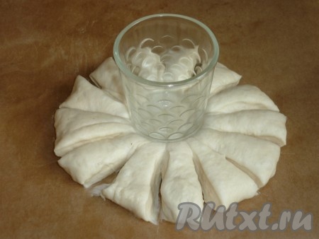 Сделать по кругу лепёшки надрезы 
