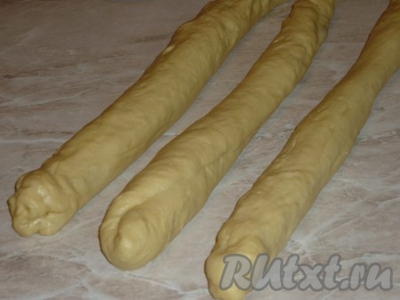 Скручиваем три пласта в рулетики.
