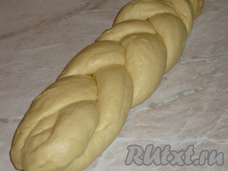 Затем плетём из этих трёх рулетиков косичку.
