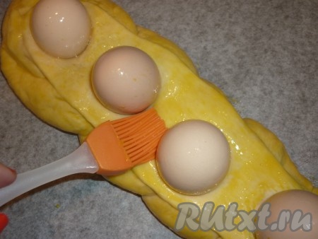 Ставим будущий греческий пасхальный хлеб с тройной начинкой в тёплое место на 20 минут для подхода, затем смазываем взбитым яйцом и отправляем в разогретую до 180 градусов духовку на 40-45 минут.
