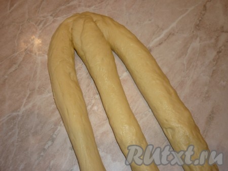 Затем плетём из этих трёх рулетиков косичку.
