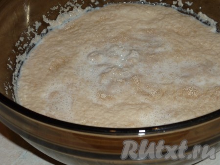 Молоко подогреваем, чтобы оно стало тёплым, затем добавляем в него дрожжи, 1-2 столовые ложки сахара и оставляем на 10-15 минут.
