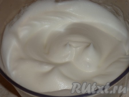 Белки взбиваем с щепоткой соли в устойчивую пену.
