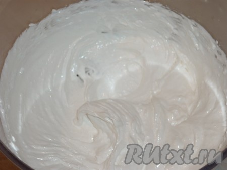Для приготовления глазури яичные белки взбиваем с сахарной пудрой или сахаром до крепкой пены (чтобы белки лучше взбивались, можно добавить немного лимонного сока или щепотку соли).
