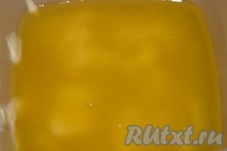 Растапливаем сливочное масло и даём ему остыть.
