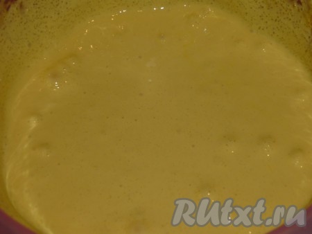 Белки отделяем от желтков. Яичные желтки взбиваем с ванильным сахаром и оставшимся сахаром.
