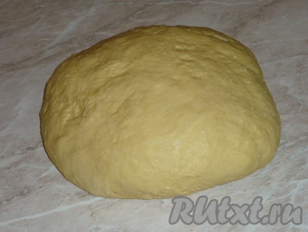 Когда опара подойдёт, добавляем по очереди взбитые яичные желтки, остывшее растопленное сливочное масло и белки, взбитые до устойчивых пиков. Хорошо перемешиваем, всыпаем оставшуюся просеянную муку и замешиваем мягкое тесто. Тесто перекладываем в миску и оставляем на 1 час для подъёма.
