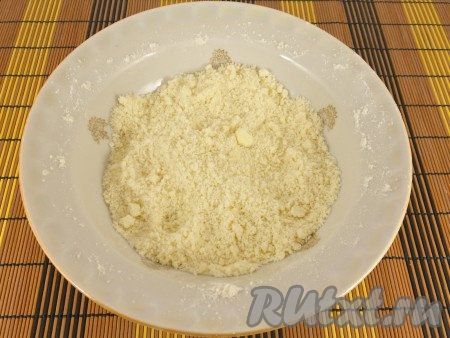 Приготовить штрейзель: к муке добавить холодное сливочное масло и сахар. Хорошо перетереть руками до мелкой крошки.
