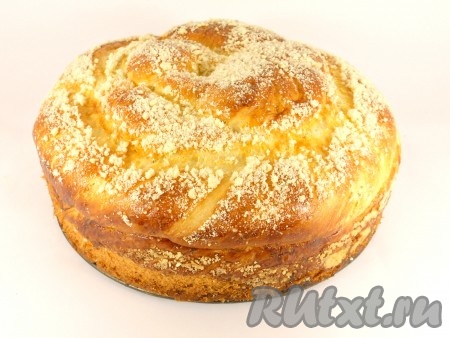 Выпекать пирог со штрейзелем в предварительно разогретой до 180 градусов духовке 30-35 минут до румяного цвета (готовность проверить деревянной лучинкой). Дать пирогу остыть в форме.
