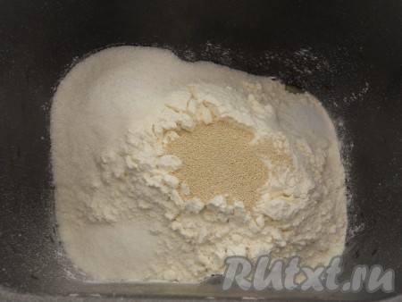Чуть расколотить всю смесь и всыпать просеянную муку. Всыпать соль, сахар, ванилин и дрожжи.