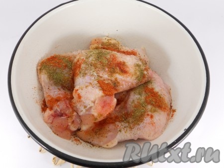 Крылышки куриные помыть и обсушить. Удалить кончики. Посолить, посыпать специями, перцем и паприкой.