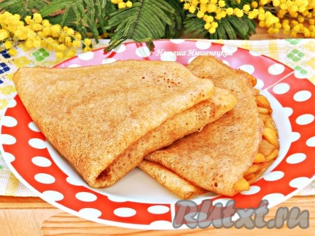 Вкусные и нежные блины с яблочной начинкой готовы.