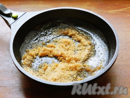 В сковороде разогреть масло, высыпать сахар, поставить на средний огонь и размешивать, пока весь сахар не растворится.