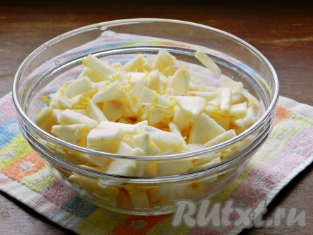 Яблоки очистить и нарезать небольшими кусочками. Добавить цедру лимона, сбрызнуть лимонным соком.