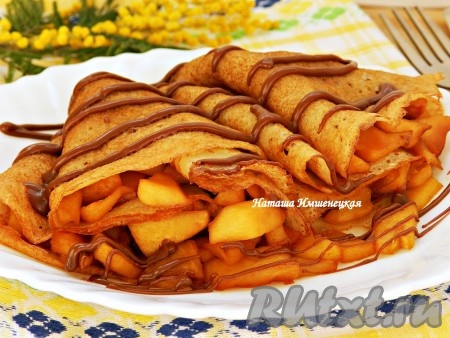 Вкусные и нежные блины с яблочной начинкой готовы.