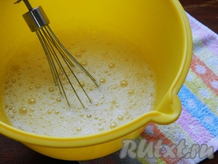 Для приготовления блинов взбить яйца с сахаром и солью, влить растительное масло, перемешать.
