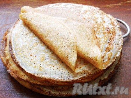 Жарить блины на разогретой сковороде без добавления масла с двух сторон. Блины должны получиться тонкими и мягкими.
