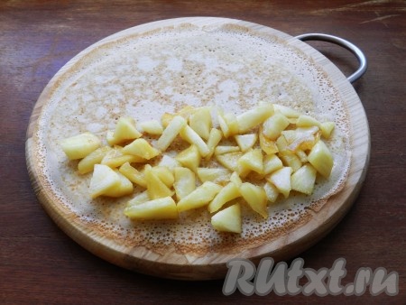 На готовый блин выкладывать яблочную начинку, свернуть треугольником или по-другому.