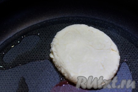 Выложите шарики на сковороду с разогретым растительным маслом и придавите каждый шарик пальцами, чтобы получились плоские кружки&nbsp; (этот вариант хорош для тех, кому не удобно лепить в руках).
