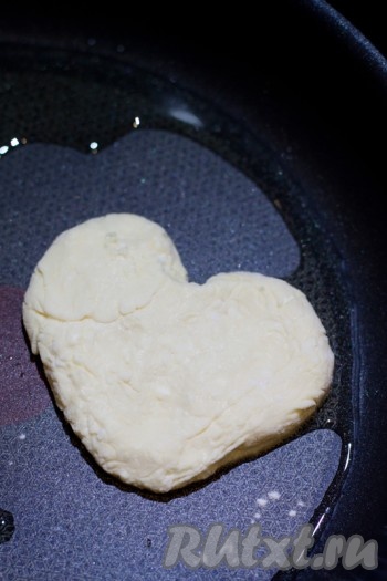 Для праздничного завтрака сформируйте сердечки в руках, а уже потом выкладывайте на сковороду. Обжаривайте сырники с двух сторон до золотистого цвета.